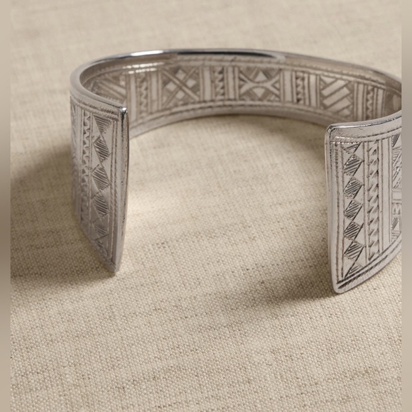Banana Republic NWT Engraved Tuareg Cuff Ethnopur - Picture 2 of 7